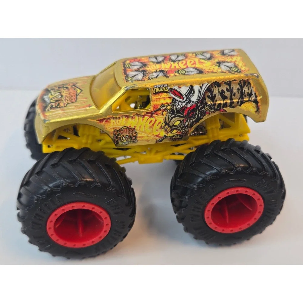 Hot Wheels Monster Trucks Hissy Fit and‎ 4-Wheel Hive 1:64 Diecast Lot of 2